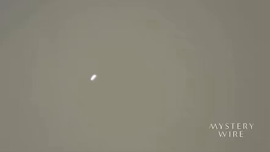 This might be the best UFO footage I’ve ever seen! 👀 Incredible UFO footage showing orbs flying around a larger craft! What are your thoughts? #ufotwitter