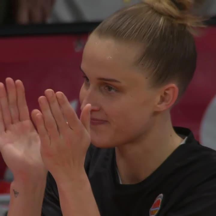 A well-deserved standing ovation for Leonie Fiebich in her return to Zaragoza! 👏♥️ #EuroLeagueWomen x Casademont Zaragoza