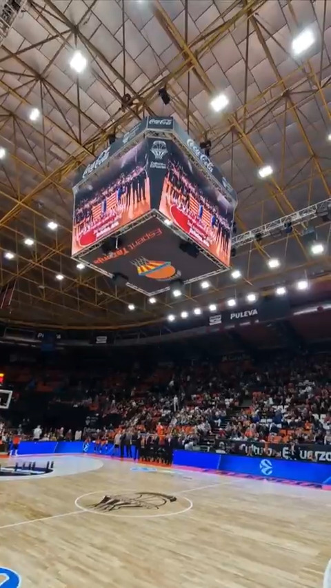 👏👏👏👏👏👏👏 👏👏 GRÀCIES 👏👏 Gran ovación de la Fonteta al Aris de Salónica en agradecimiento a su hospitalidad en el primer partido masculino que jugamos tras la dana, en Salónica Σας ευχαριστώ, Aris Gràcies, Aris 🧡💛 👏👏👏👏👏👏👏 ARIS B.C. | BKT EuroCup