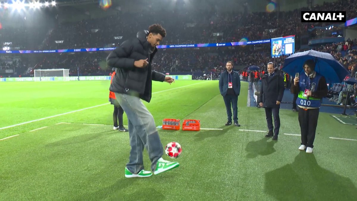 Victor Wembenyama régale. 😁⚽️ 🎥 CANAL+ Foot