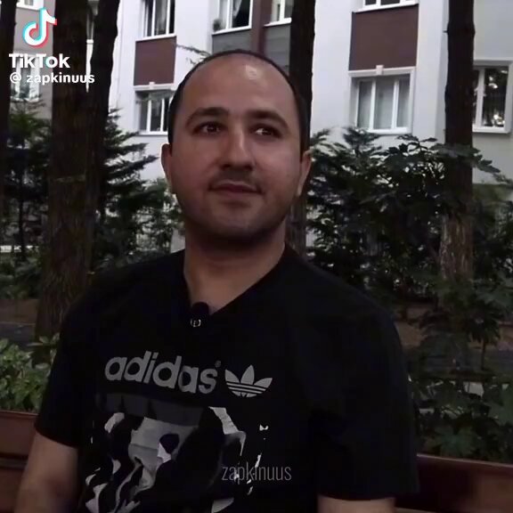 Vakti gelmiş intiharları erteleten tek adamdır. Mesleğinin dışında hayatın da öğretmenidir.