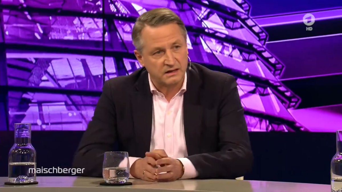 „Die Kommunisten und Stalin haben Menschen umgebracht, weil sie einer bestimmten Klasse angehörten. Hitler hat unendlich viele Menschen umbringen lassen, weil sie einer bestimmten Rasse angehörten. Das ist ein wirklicher Unterschied.“ – Nikolaus Blome bei #maischberger |Das Erste