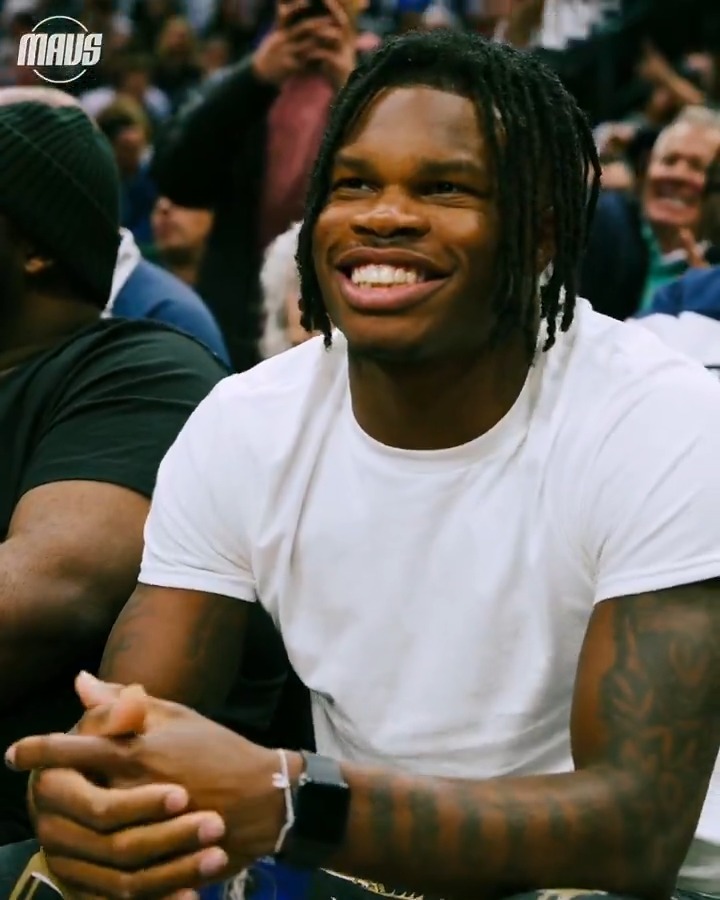 Heisman winner sittin' courtside 🏆 #MFFL