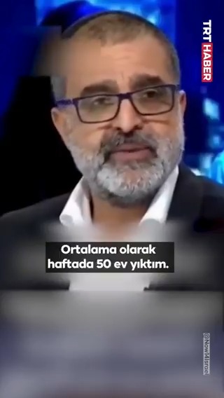 Soykırımcı İsrail ordusunda görev yapan Haham, Gazze'de işlediği savaş suçlarını seyircilerin alkışlarıyla anlattı. 📌“5 katlı bir binayı yok etmenin nasıl bir his olduğunu biliyor musunuz? Dönecek bir yerleri yok, hepsini yok ettik…”