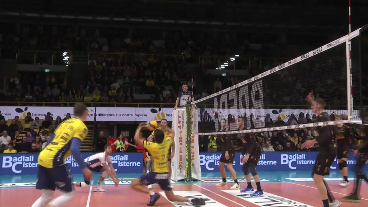 Wow! 🤩 Middle blocker Dragan Stanković sets on his knees with remarkable precision. 👏 🏐 #SuperLega #Volleyball #Pallavolo