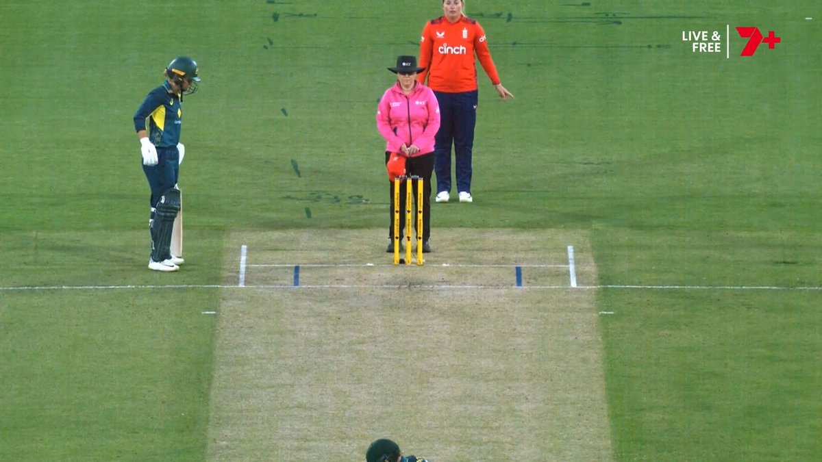 Plan executed ✅ Sneaky from Sophie Ecclestone, signalling she'll bowl down the leg side while Beth Mooney looks elsewhere 👏 #Ashes