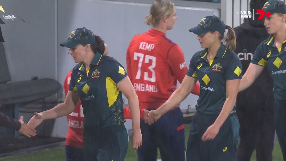 Heather Knight doesn’t shake the umpires hands 👀 #Ashes