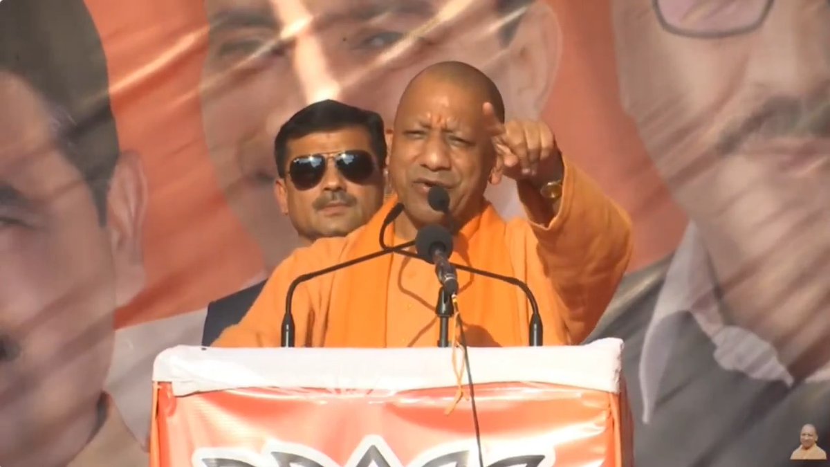आज दिल्ली में सड़क पर गड्ढा है या गड्ढे में सड़क है, पता ही नहीं चलता है…