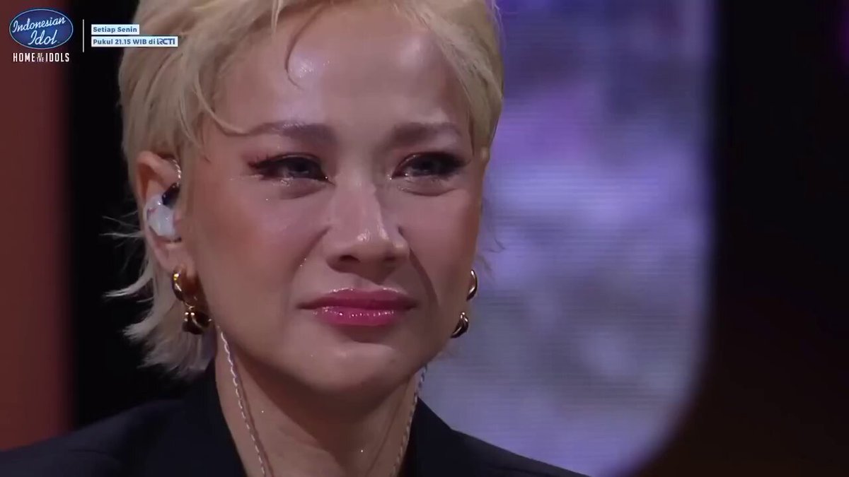 Bunga Citra Lestari breaks down in tears on Indonesian Idol.