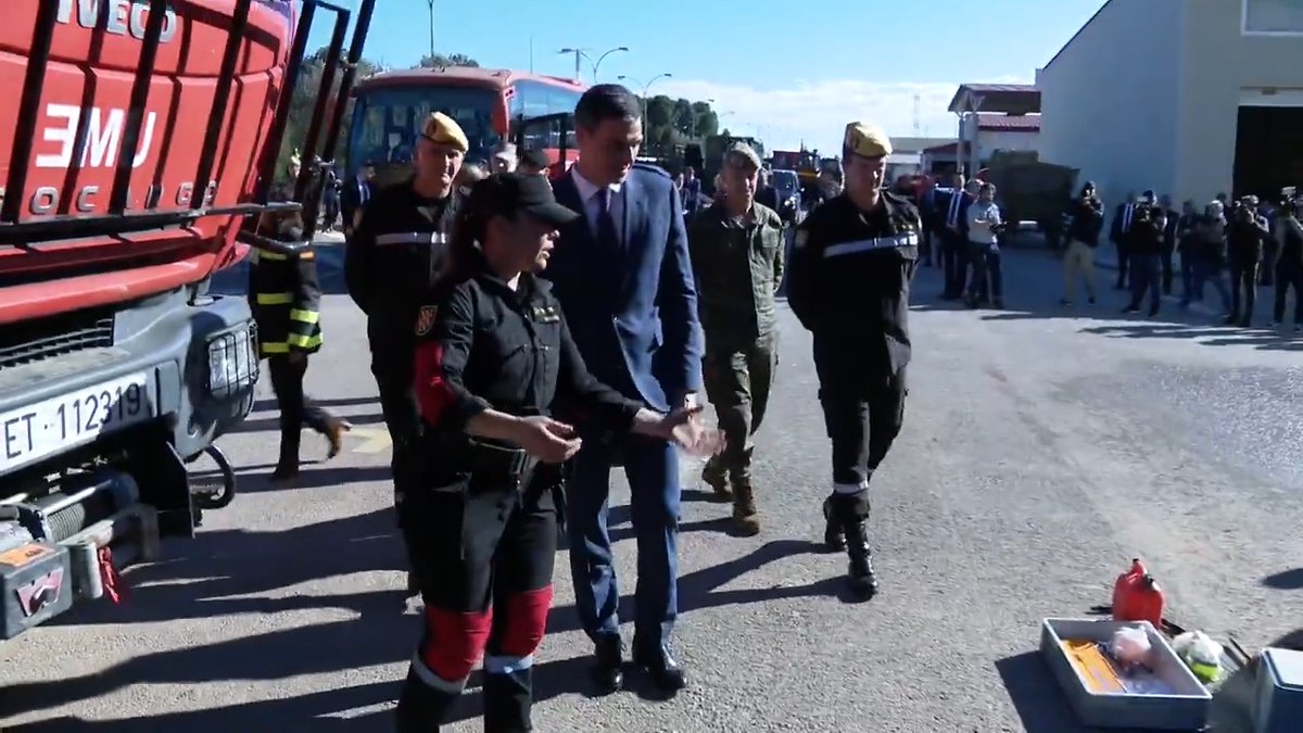 Gracias, en mi nombre y en el de todos los españoles, especialmente de los ciudadanos y ciudadanas de Valencia, a los más de 25.000 militares que han colaborado, y están aún trabajando, para devolver la normalidad a las zonas afectadas por la DANA. Este ha sido un despliegue militar histórico y sin precedentes en tiempos de paz en el que, una vez más, nos sentimos orgullosos de la profesionalidad y el compromiso de nuestras Fuerzas Armadas.