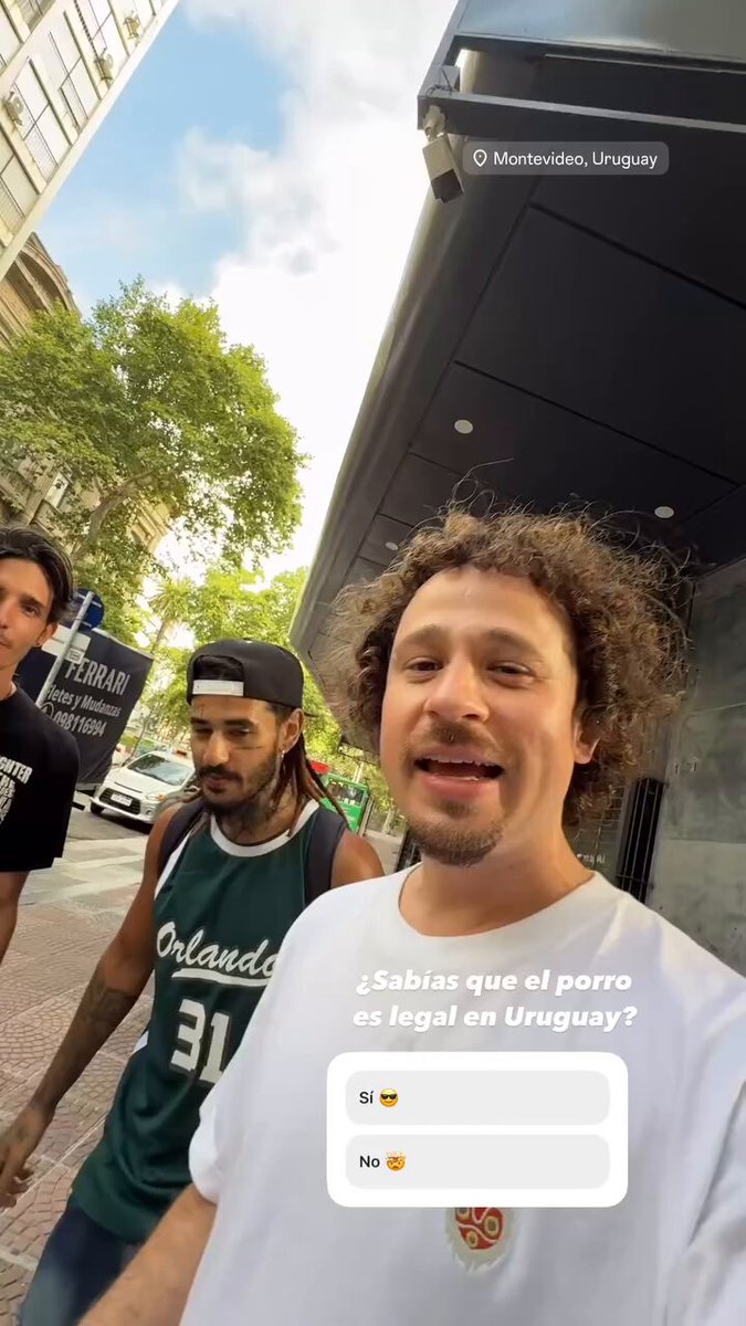 Luisito Comunica desde que se enteró que puede fumar porro en la calle sin que la policía le diga nada no se quiere ir más