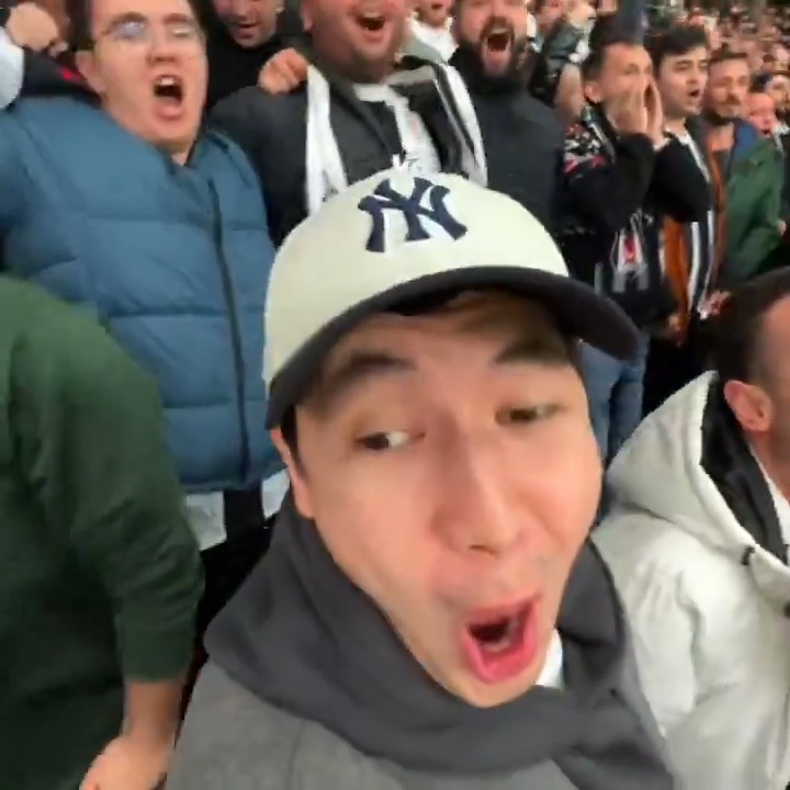 Kazak yayıncı Artur Askaruly, Beşiktaş taraftarına hayran kalıyor.