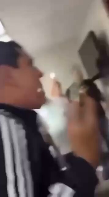 ⚠️ #ÚLTIMOMINUTO ¡llegan manifestantes a la oficina del gobernador Rubén Rocha Moya en Culiacán #Sinaloa! Exigen que el gobernador “de la cara”, mientras gritan “NARCO GOBIERNO”