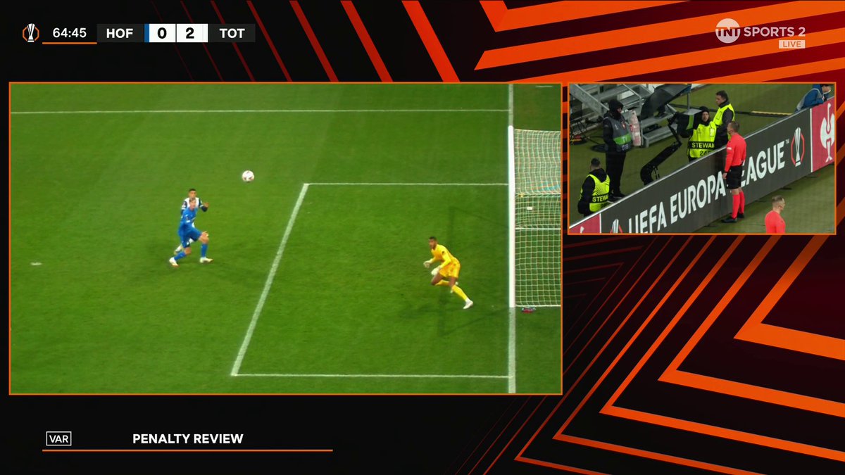 Tottenham saved by VAR! After a lengthy check with VAR, the referee reverses his decision to give Hoffenheim a penalty after a challenge by Brandon Austin. 📺 TNT Sports &amp; discovery+ UK