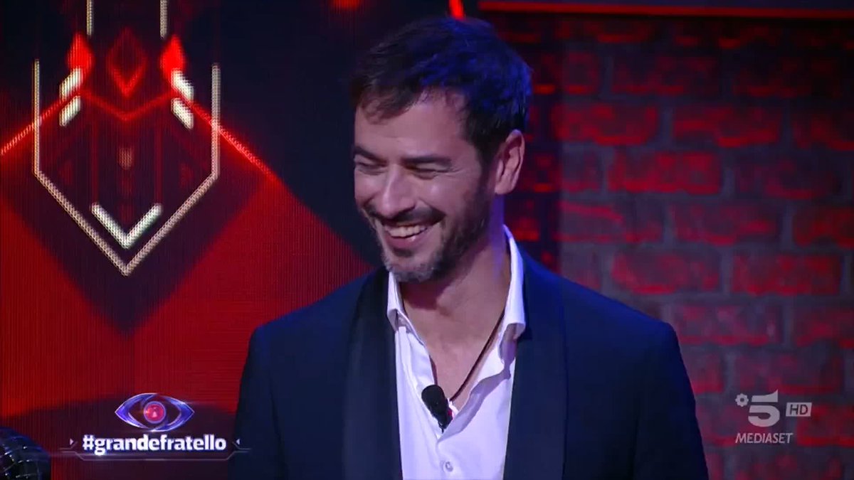 Il pubblico ha deciso che a poter rientrare ufficialmente in gioco è... Helena! #GrandeFratello