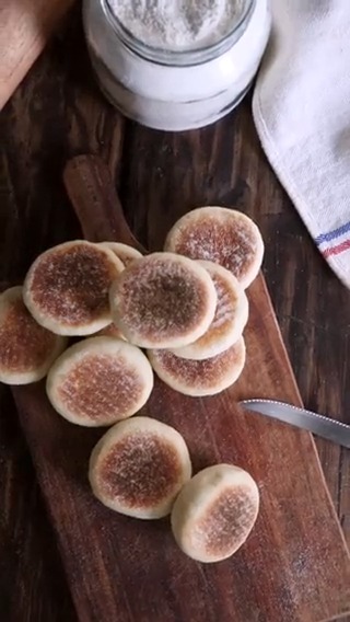 Pancitos que hacen directo en la sartén para evitar prender el horno estos días de calor. Así son los clásicos "English Muffin" 👌🏼 Receta: