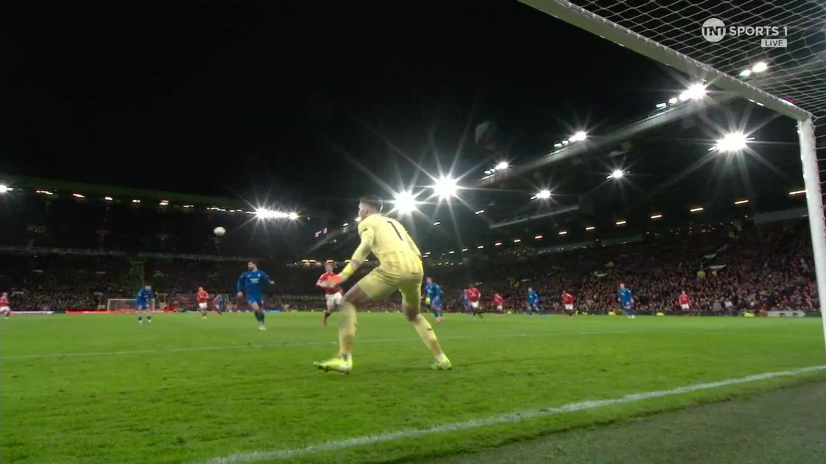 CLINICAL BRUNO FERNANDES 😳 Lisandro Martinez with a pinpoint cross to find the Man United skipper! 📺 TNT Sports & discovery+ UK