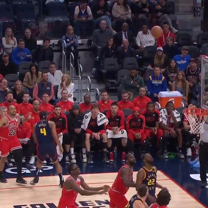 Moody mimicked Steph with the look-away 3 😲