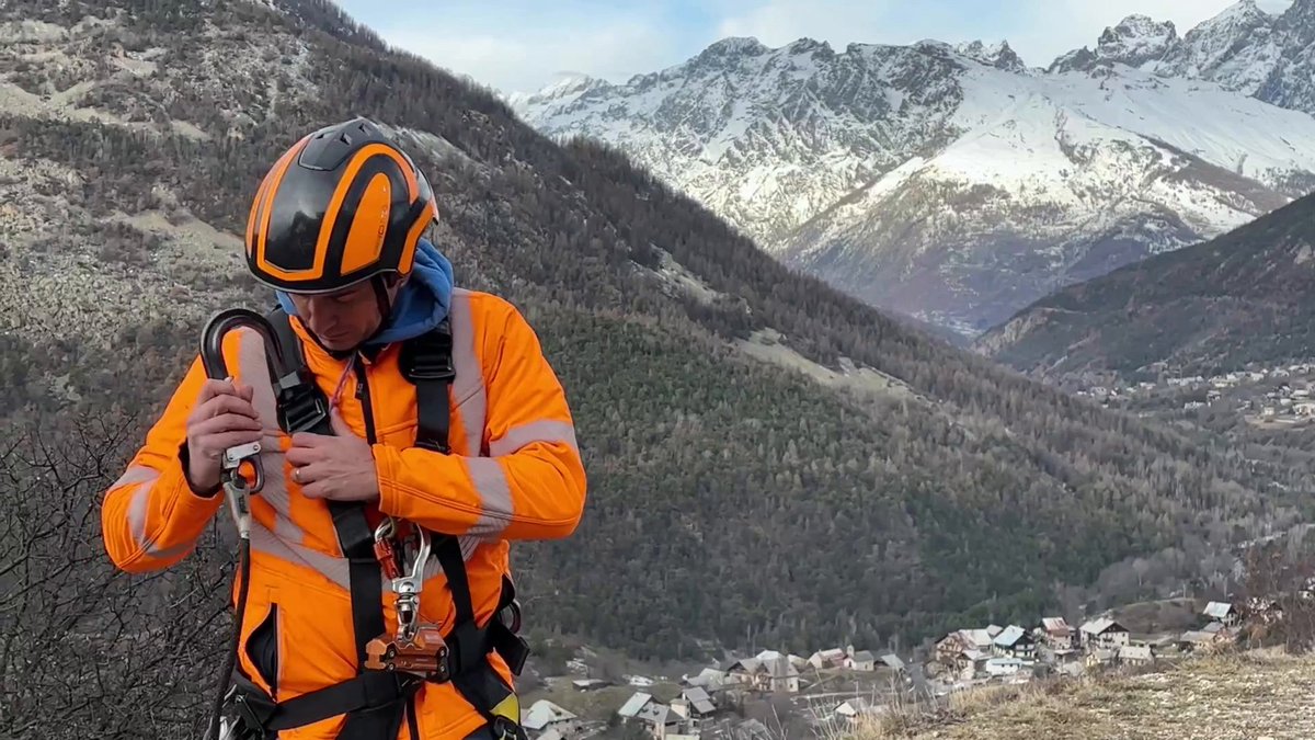 📶Vous saviez que nos techniciens utilisent des drones pour la maintenance de nos équipements ? Nos équipes entretiennent régulièrement les Faisceaux Hertziens et les sites mobiles pour vous donner le meilleur du réseau Orange n'importe où, comme ici à l'Argentière-la-Bessée 👀