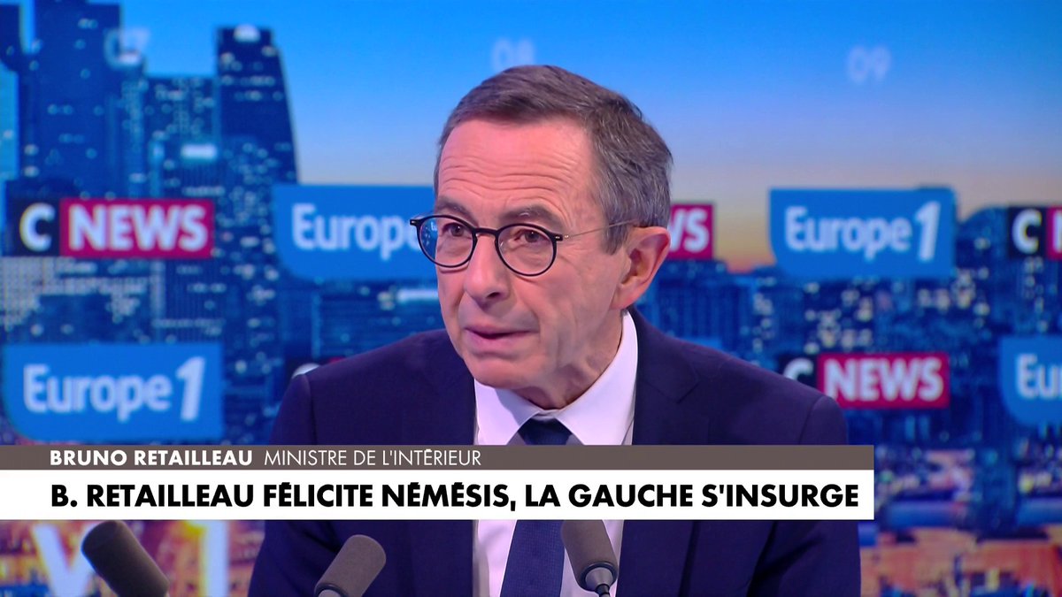 C’est insupportable de voir ce petit putschiste d’extrême droite se pavaner en donnant son avis de merde sur tous les sujets. Il n’a pas un travail ?