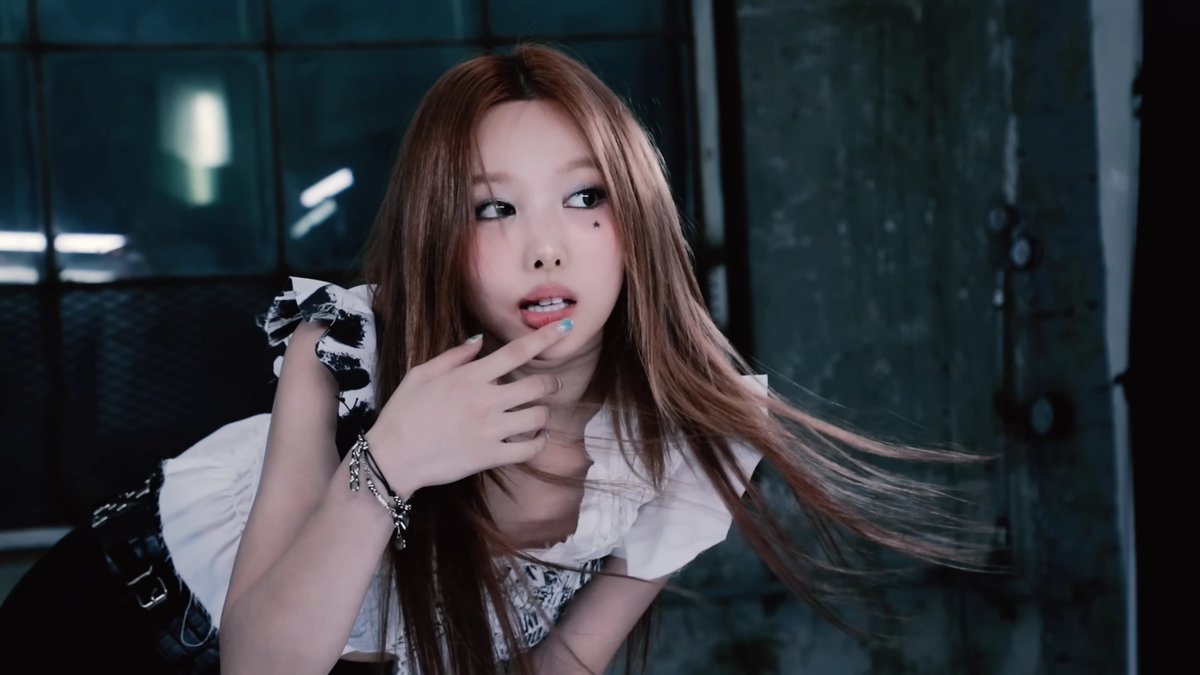 NAYEON IS SO FINE