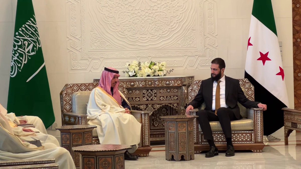 لحظة وصول وزير الخارجية إلى قصر الشعب في دمشق، وفي مقدمة مستقبليه قائد الإدارة السورية الجديدة أحمد الشرع. -