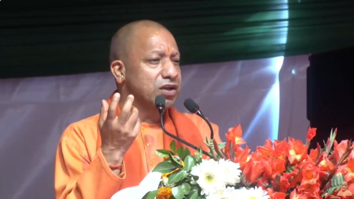 जिन्होंने अपने-अपने क्षेत्र में विशिष्ट योगदान देकर उत्तर प्रदेश और देश को नई पहचान दी है... ऐसी 6 विभूतियों को आज माननीय उपराष्ट्रपति जी के कर-कमलों से 'उत्तर प्रदेश गौरव सम्मान' प्राप्त हुआ है...