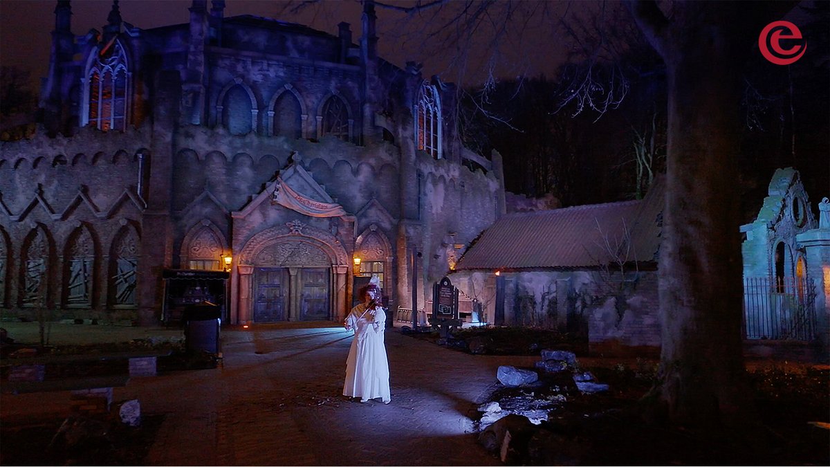 Vlieg met ons mee door de Efteling bij nacht! Laat je meevoeren door de klanken van Danse Macabre terwijl je langs het Sprookjesbos, Symbolica en andere iconische attracties zweeft. Zo heb je Danse Macabre én de Efteling nog niet eerder gezien. 🌙🎻 Ook het muziekstuk Danse Macabre, dat vandaag precies 150 jaar oud is, is vanaf vandaag te beluisteren op jouw favoriete streamingdienst, zoals Spotify: 🎵 Lees op de Efteling Blog alles over dit muziekstuk! 👉