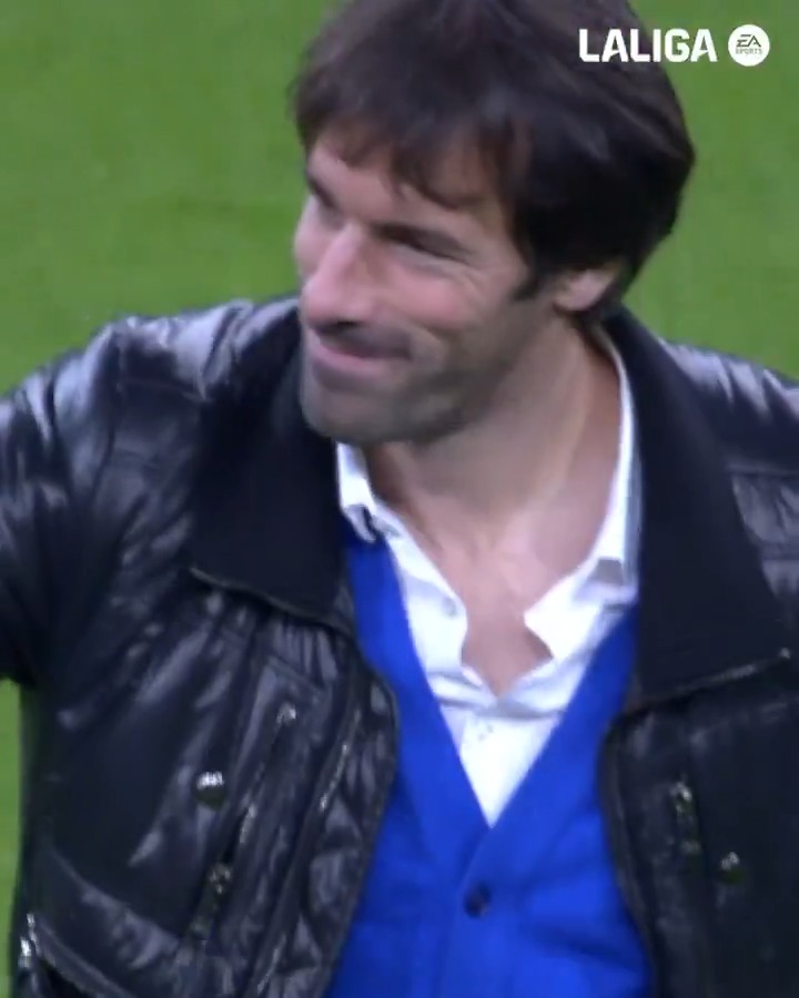 Guau, hoy se cumplen ya 15 años de la despedida de Ruud van Nistelrooy del Santiago Bernabéu 🥹🥹
