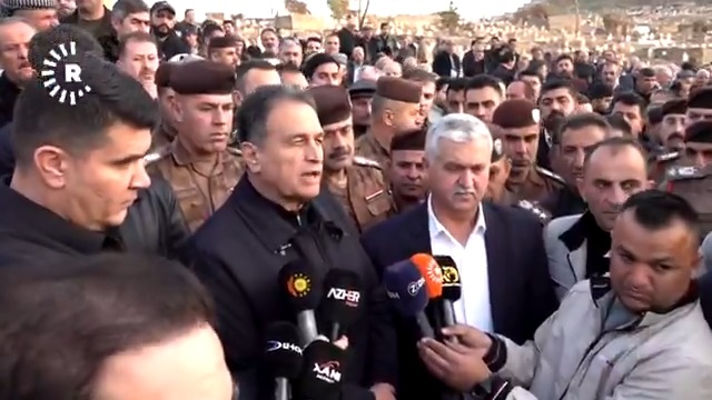 Berpirsê Ofîsa PDKyê ya Rêxistinan a Dihokê Serbest Lezgîn di merasîma cenazeyê 2 parêzvanên sînoran de axivî: 🎙️ ❝PKK 40 sal in zererê dide Kurdistanê❞ 🎙️ ❝Em nizanin PKK çi dixwaze û ew bi xwe jî nizanin❞ 🎙️ ❝Ew TNTyan bi otomobîlên Pêşmergeyan ve girê didin û şehîd dixin❞ 🎙️ ❝Diyar e qedera me Kurdan bi vî awayî ye❞