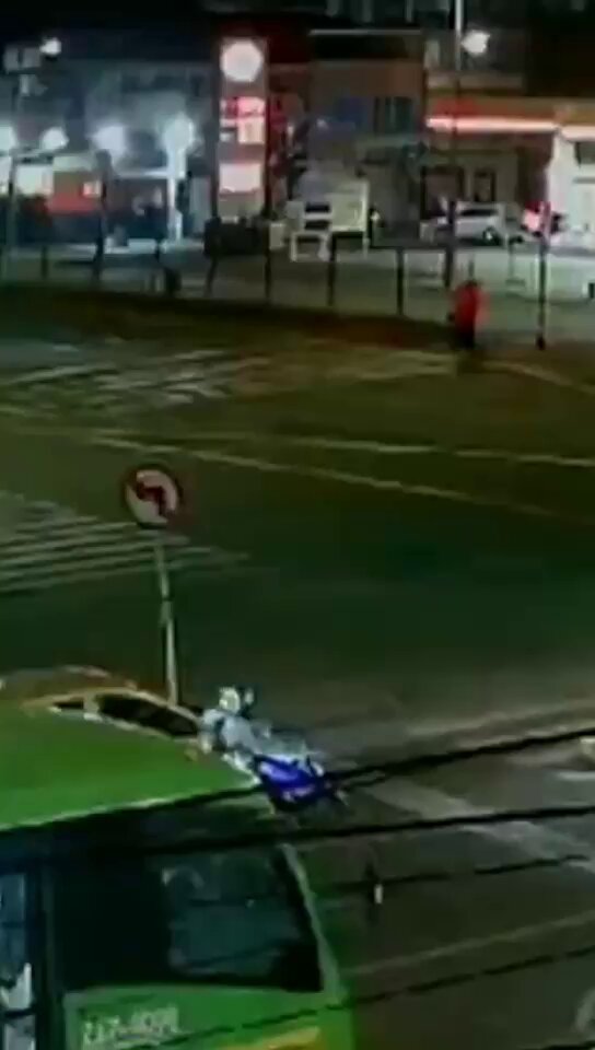 ⛔ Mujer muere atropellada por un motociclista que se pasó un semáforo en rojo en Bogotá 🚦 ⚠️ Hacen lo que quieren en las calles protegidos por el Concejo de Bogotá y la Alcaldía de Bogotá y Carlos F. Galán en silencio Ya es hora de que el gobierno MinTransporte hag algo!!!