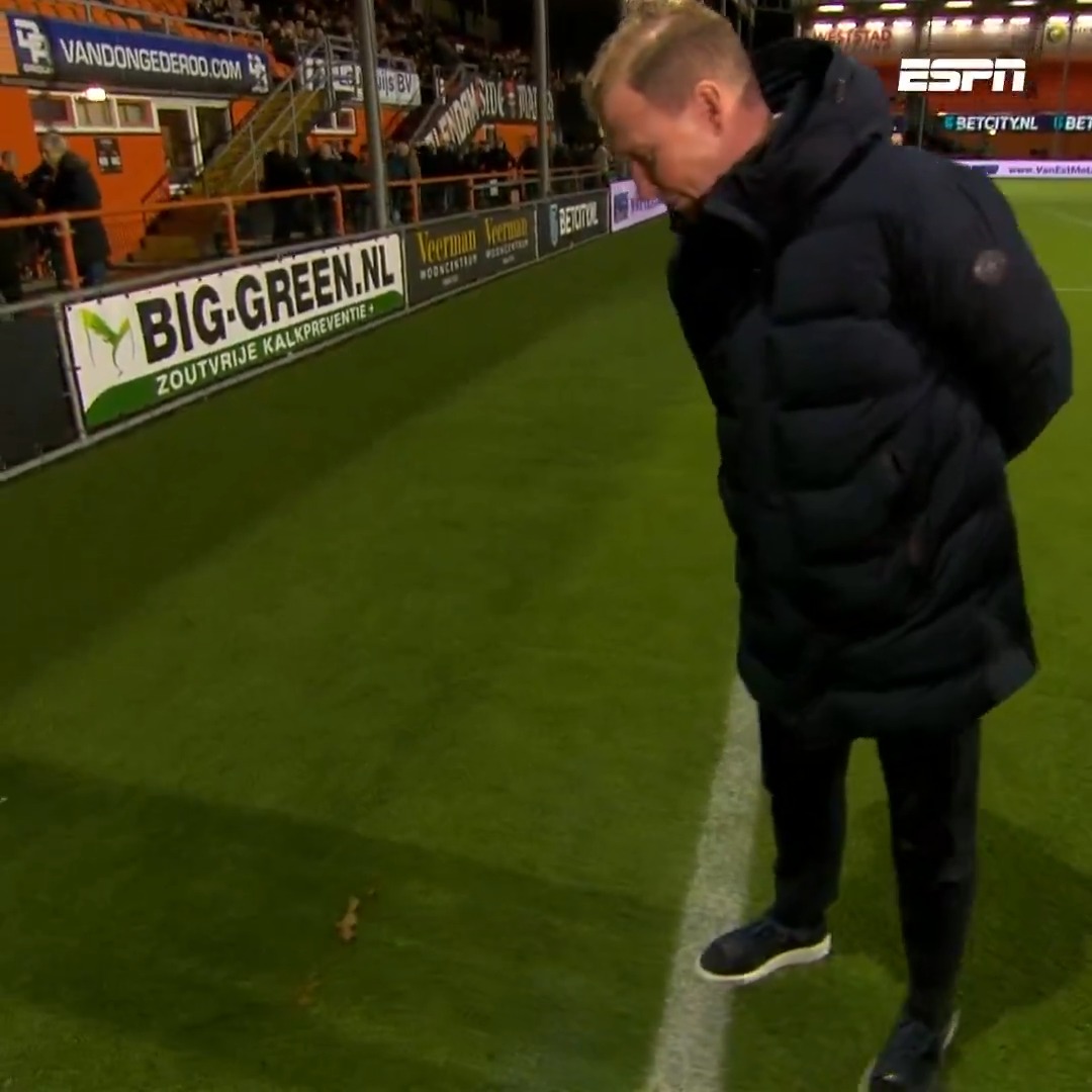 Poep op het veld in Volendam 💩 Rick Kruys: “We gaan er alles aan doen om geen 'shitwedstrijd’ te laten zien.” #VOLMVV