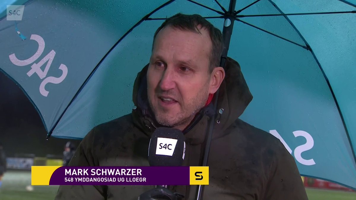 "I'll be coming to as many games as I can" Mark Schwarzer yn gwylio'i fab Julian yn chwarae'i gêm gyntaf i'r Drenewydd heno 🧤 Dylan Ebenezer chats with former Fulham and Middlesbrough keeper Mark Schwarzer, who's at Latham Park watching his son play his first game for Newtown AFC.