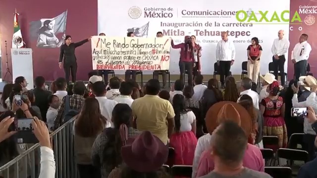 🗣️Irrumpe saxofonista -agredida con ácido- en gira de Claudia Sheinbaum por #Oaxaca María Elena Ríos protestó en la inauguración de la autopista Mitla-Tehuantepec; “Me rindo, las mujeres no tenemos justicia” refirió y señaló al Gobernador Salomón Jara de proteger a su agresor.