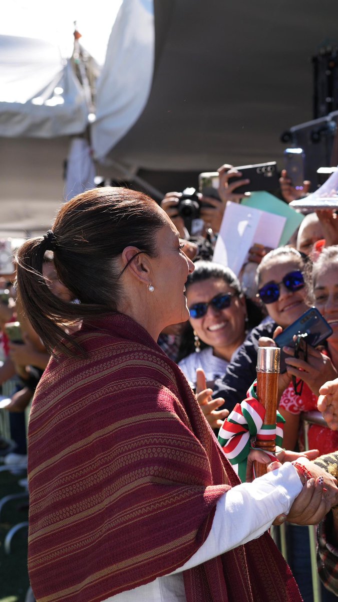 Llegamos a Oaxaca para inaugurar la carretera Mitla-Tehuantepec, supervisar centros de salud y entregar tarjetas Pensión Mujeres Bienestar en la Mixteca. Con mucho amor estamos siempre cerca de ustedes.