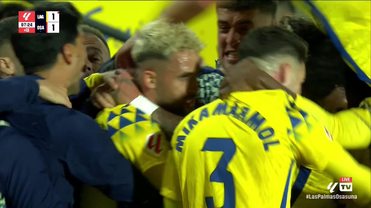 Adnan Januzaj gets mobbed by his Las Palmas teammates! 😱 He equalises for the 10 men deep in to injury time 🟡