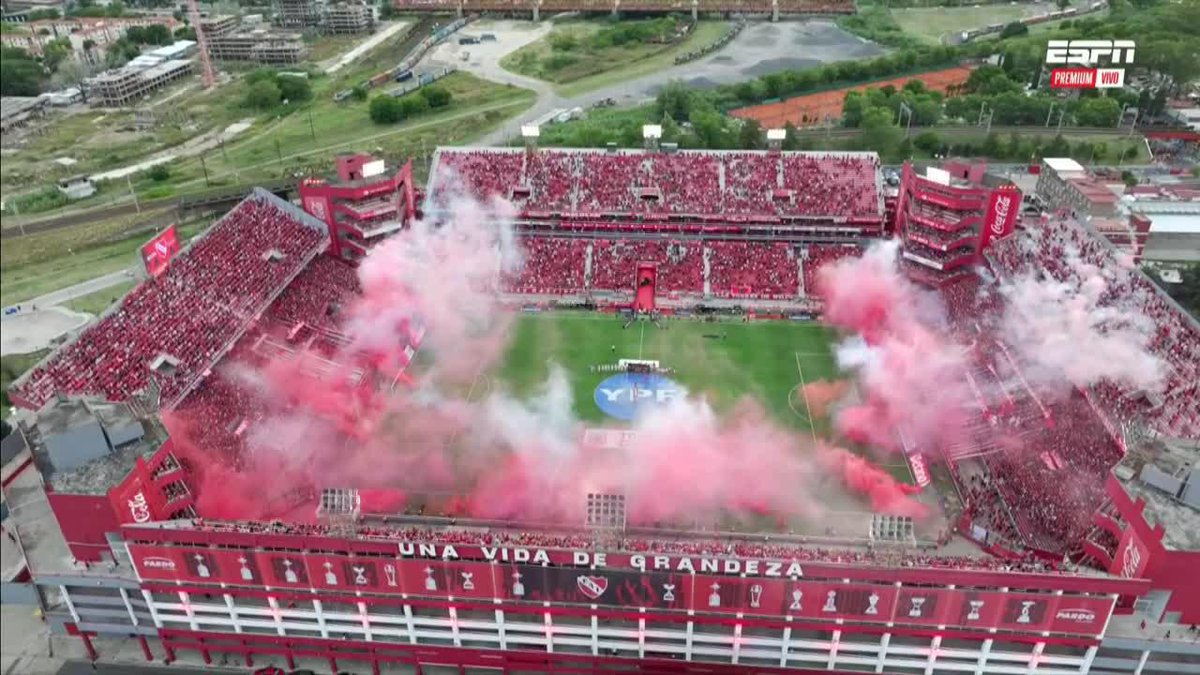 TODO ROJO... LITERAL: locura de recibimiento para Independiente en Avellaneda. 📺 ESPN Premium | Suscribite al Pack Fútbol en