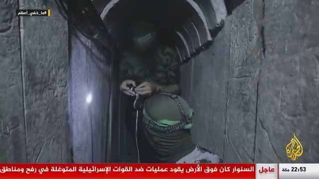 #ما_خفي_أعظم يعرض لقطات حصرية حديثة لجانب من الحياة اليومية لمقاتلي القسام في عقدهم القتالية رغم التوغل الإسرائيلي في أكثر من منطقة داخل قطاع #غزة #حرب_غزة #الأخبار
