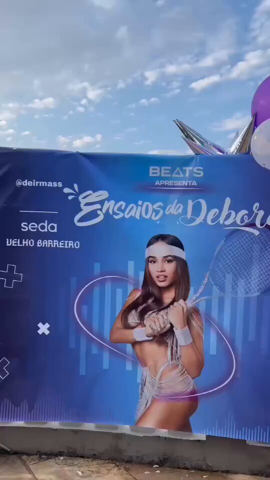 E essa diva que fez o tema de aniversário de "Ensaios da Anitta", todo mundo vestido de esporte, ela replicando as fotos hahaha, a decoração de Beats hahaha babadeira.