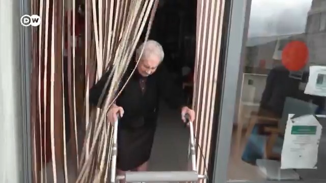 西班牙老人村：可以这样在家养老 西班牙的佩斯库查是一个对老人特别友善的村庄。这里的社区有养老中心，有小超市，连道路设施都为行动不便的老人着想。