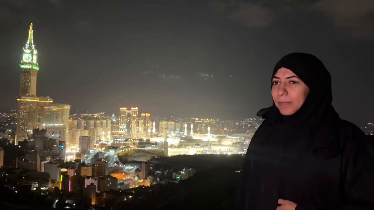 مازالَ في الغارِ بعضٌ من تهجّده يخاتلُ الذعر والوسواسَ والشّجنَا ويجمعُ الخلقَ في تكبيرِ مئذنةٍ لم ترتفع إنما أفقُ السّماء دنا … #تهاني_الصّبيح #مكة #أمسية_شعرية