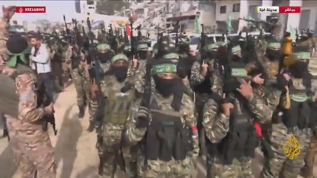 انتشار عناصر كتائب القسام وسرايا القدس بميدان فلسطين وسط مدينة #غزة استعدادا لبدء عملية تسليم الأسيرات الإسرائيليات الأربع وسط حضور شعبي كبير #حرب_غزة #الأخبار