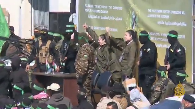 المقاومة أخرجتهن بالزي العسكري.. الصليب الأحمر يتسلم المجندات الإسرائيليات الأربع من عناصر كتائب القسام #حرب_غزة #الأخبار