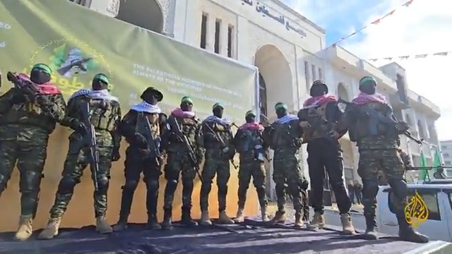 في عرض عسكري مهيب تشترك فيه كتائب القسام وسرايا القدس.. القسام تسلم 4 مجندات إسرائيليات إلى إسرائيل عن طريق الصليب الأحمر الدولي في ميدان فلسطين وسط غزة، ضمن المرحلة الأولى من وقف إطلاق النار في القطاع | تقرير: محمد قريقع #الأخبار #حرب_غزة