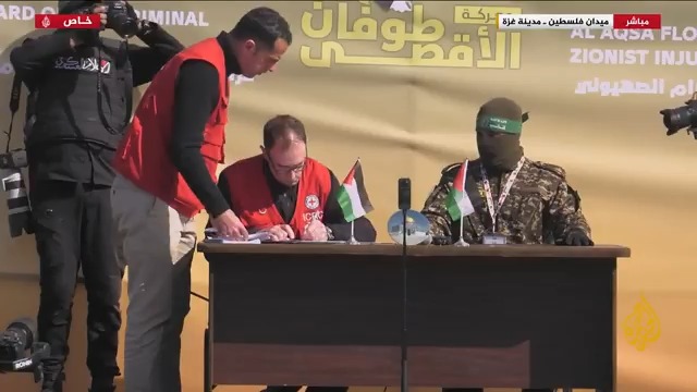 لحظة التوقيع على تبادل الاسرى المكان مهيب والحضور اشد هيبة عز يا مال الغزززززز الله اين المتصهينين من ضخامة المشهد