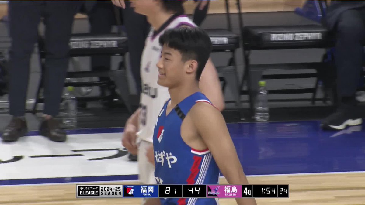 ㊗️Bリーグ最年少出場記録を更新㊗️ 仲間たちに見守られながらコートイン!! 福岡#15 栗本富美也選手(ライジングゼファー福岡 U15)が 阿部真冴橙選手の記録を"15年0ヶ月28日"に塗り替えました👏👏 ライジングゼファーフクオカ #Bリーグ