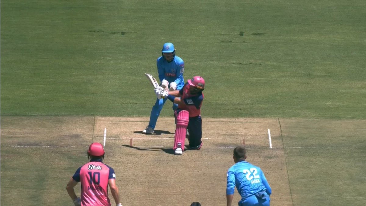 Joe Root reverse sweeps for SIX 🤩