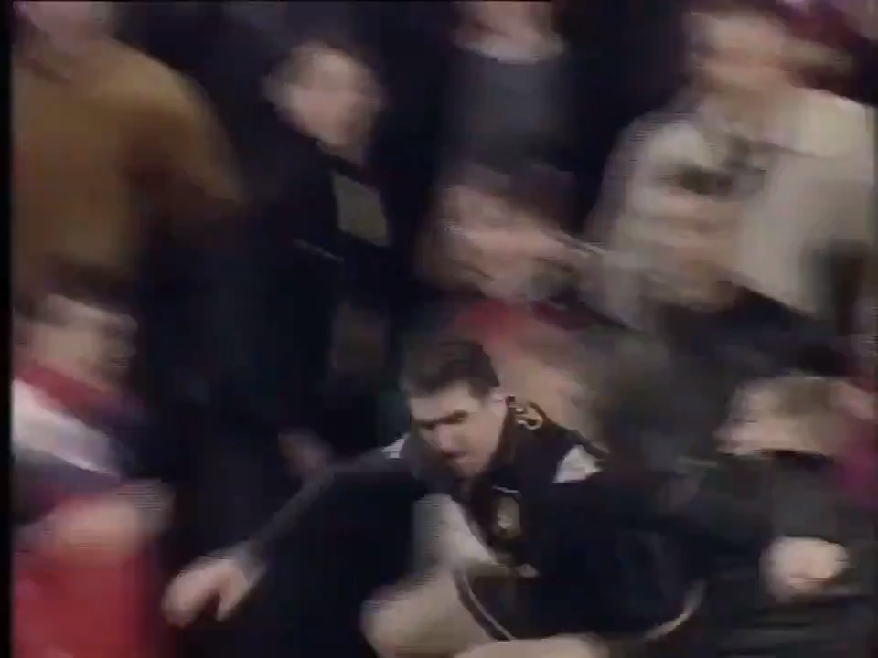 Há 30 anos, uma das cenas mais icônicas do futebol inglês: quando Eric Cantona decidiu cuidar de um torcedor racista e xenofóbico com as próprias mãos - e pés.