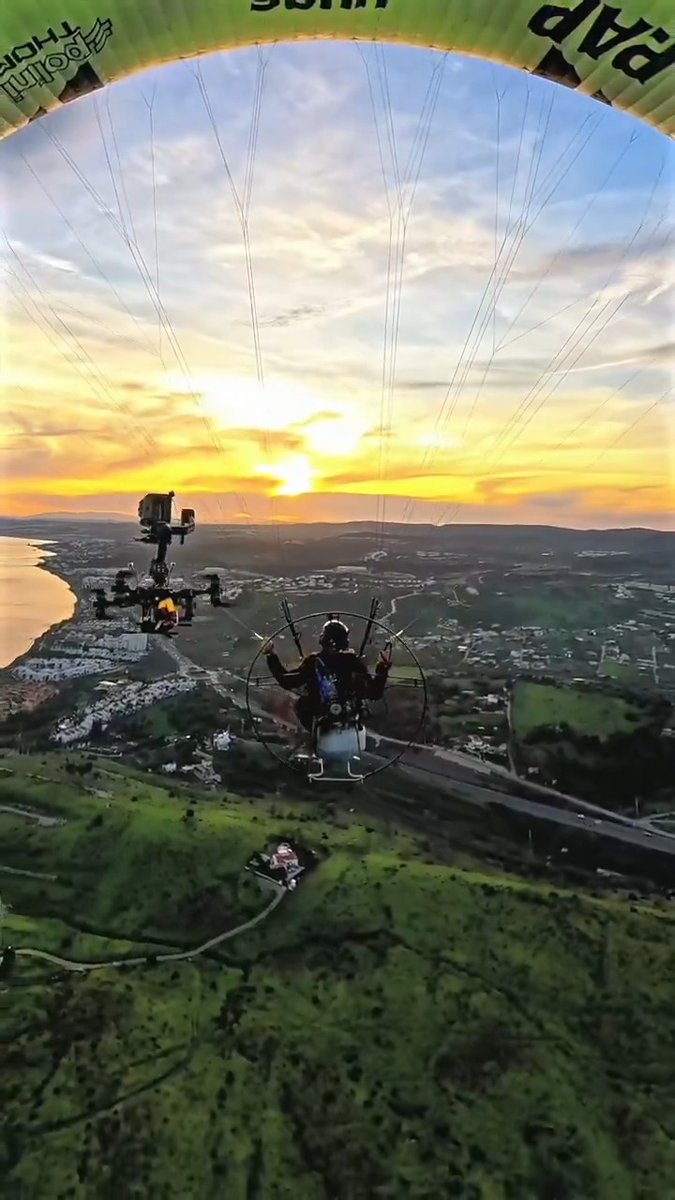 An epic shot deserves an epic setup 🪂 Gear used: DJI RS 3 Pro, SDR transmission and an FPV drone Video credits (IG): ivan.merino5, nicoaubert and sebs.videos