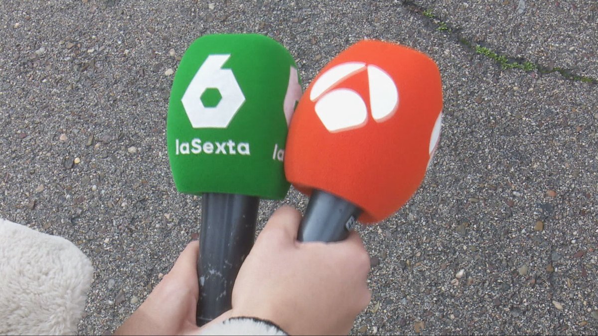🥳 Nuestro hermano mayor cumple 35 años, ¡felicidades Antena 3 ! Tal día como hoy de 1990 comenzaban sus emisiones: Repasamos sus hitos informativos y de entretenimiento 👇 #Antena3Cumple35 🧡